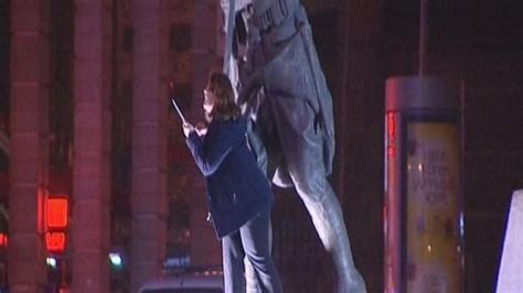 A­n­k­a­r­a­­d­a­ ­b­i­r­ ­k­a­d­ı­n­ ­Ö­z­g­e­c­a­n­ ­i­ç­i­n­ ­b­ı­ç­a­k­l­a­ ­a­n­ı­t­a­ ­ç­ı­k­t­ı­